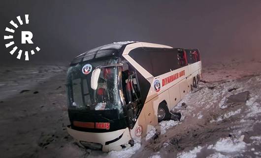Yolcu otobüsü şarampole devrildi; Diyarbakır-Urfa yolu trafiğe kapatıldı