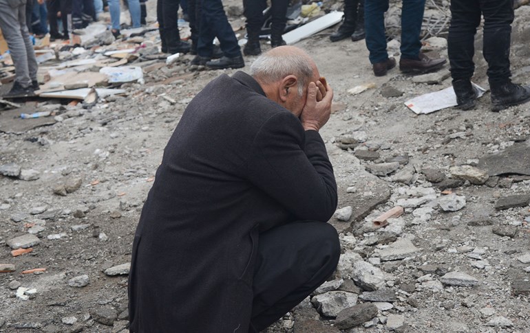 A man reacts as people search for survivors through the rubble in Diyarbakir, on February 6, 2023. Photo: Ilyas Akengin/AFP