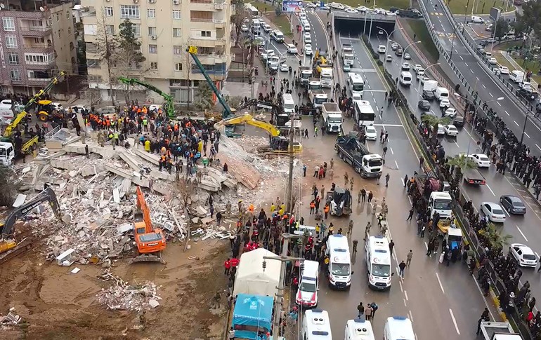 Rescuers search for survivors through the rubble in Sanliurfa, on February 6, 2023, after a 7.8-magnitude earthquake struck the country's south-east. Photo: AFP