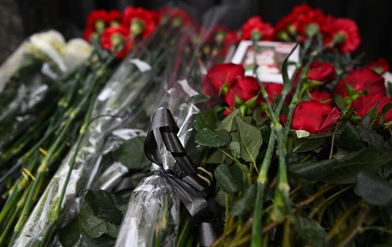 Flowers tied with a black ribbon are seen left outside the Turkish embassy in Moscow on February 7, 2023. Photo: Natalia Kolesnikova/AFP