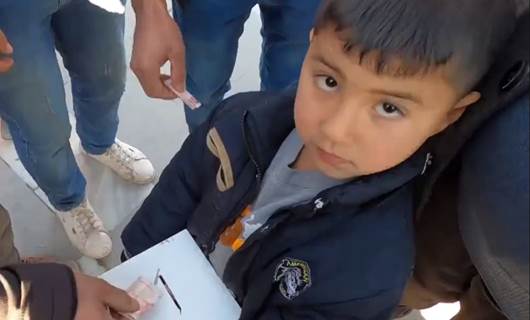 Sirûc - Zarokekî 5 salî yê ji Kobanî ji bo mexdûrên erdhejê alîkariyê kom dike