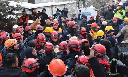 Elbistan'da bir genç kız 133'üncü saatte enkazdan kurtarıldı: Kurtarma ekipleri gözyaşı dökdü
