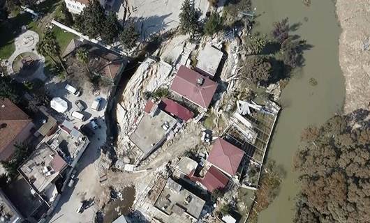 Deprem köy ikiye böldü, yarısı nehre sürüklendi