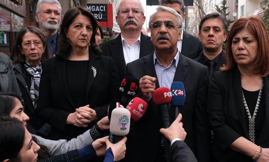 HDP Eş Başkanları Kızılay binasına yürüdü
