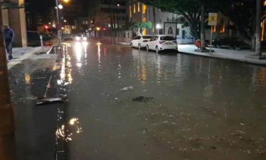 İskenderun'da deprem: Caddeler ve sokaklar deniz suyu ile doldu