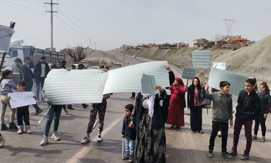 ŞIRNAK- Köy sakinleri kazaları protesto için yolu kapattı