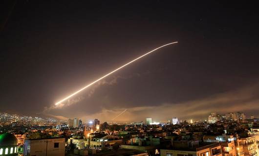 Sûriye: Îsraîlê li Hema û Tertûsê êrîşî çend navendên leşkerî kir