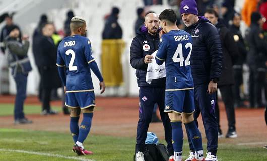 Sivas’ta sahaya giren taraftar İtalyan futbolcunun burnunu kırdı