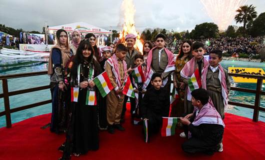 ERBİL - Başkan Barzani şehit çocukları ile Newroz ateşini yaktı