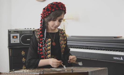 Küçük müzisyen orijinal Kürt eserlerini notaya çeviriyor