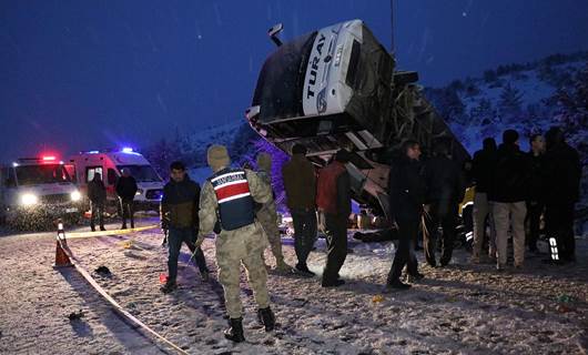 Erzincan'da yolcu otobüsü devrildi: 2 ölü, 21 yaralı