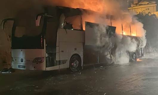 Polisleri taşıyan otobüs yandı