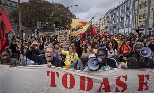 Konut sorununa çözüm isteyen Portekizliler sokağa döküldü