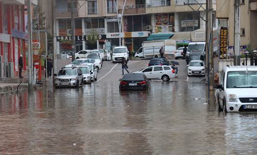 Mardin'de ev ve iş yerlerini su bastı