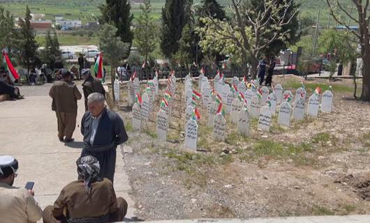 کوڕە شەهیدێکی کیمیاباران لە بالیسان کێلی گۆڕی باوکی هەڵدەکەنێت: کەس بە بابی من نان نەخوات