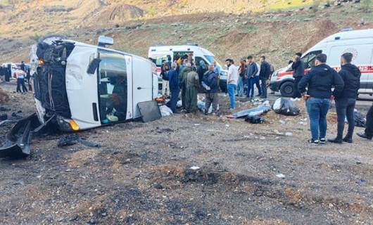 Şırnak'ta yolcu minibüsü levhaya çarptıktan sonra devrildi
