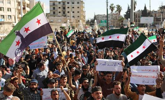 Li Idlibê dijî asayîkirina peywendiyên ligel hikûmeta Sûriyê xwepêşandan hat kirin