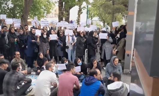 پەرستارانی سنە دژی کەمیی مووچەکانیان گردبوونەوە؛ 'بەسە بەڵێن، سفرەکانمان بەتاڵن'