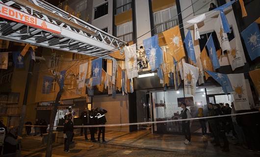 AK Parti seçim bürosu önünde havaya ateş açan zanlılar tutuklandı