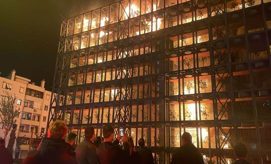 İzmir'de 4 bloklu sitede yangın: Binadan patlama sesleri geliyor