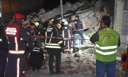 Malatya'da ağır hasarlı 3 katlı bina çöktü: 1 ölü