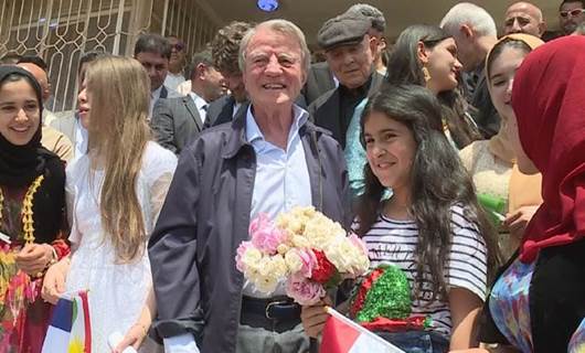 Bernard Kouchner, Harir’de kendi adını taşıyan okulu ziyaret etti