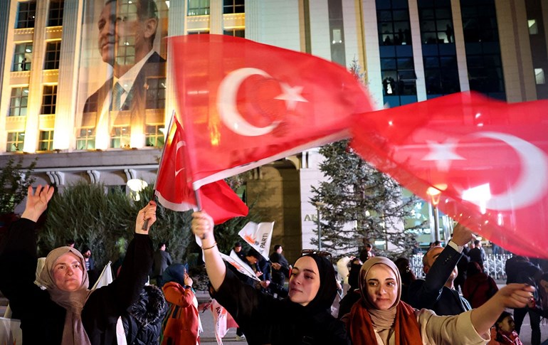 Supporters of Turkish President Recep Tayyip Erdogan and AK Party (AKP) wave flags at the AK Party headquarters in Ankara, Turkey May 14, 2023. Photo: AFP