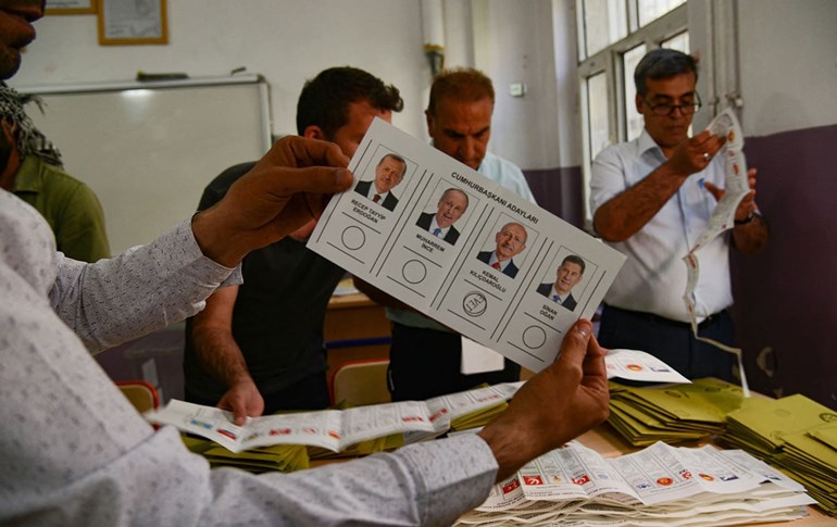  An election official shows a counting ballot at a polling station after polls have closed in Turkey's presidential and parliamentary elections, in Diyarbakir, on May 14, 2023. Photo: Ilyas Akengin/AFP