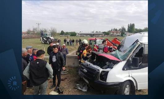 Konya'da tarım işçilerini taşıyan minibüs kamyonetle çarpıştı