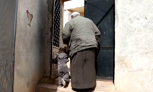 Idlib: Malbat zarokên xwe davêjin ber dîwarên mizgeftan û binê daran