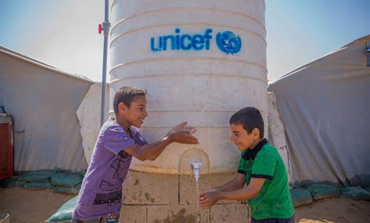 Du zarokên koçber di kampeke koçberan de li Iraqê. Wêne: UNICEF