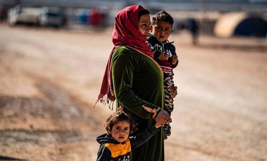 Dayikeke Sûrî ligel du zarokên xwe.