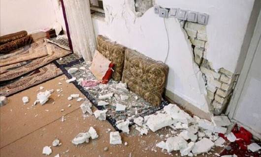 Xoy'da yaşanan depremde zarar gören bir ev