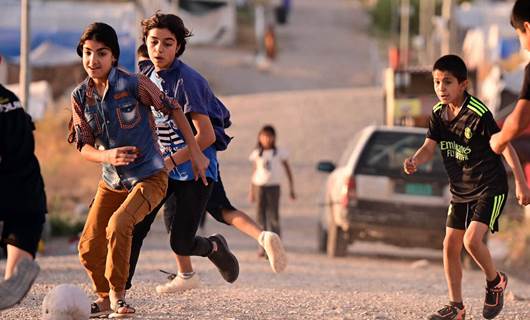 WÊNE - ​Jiyana zarokên koçber ên Rojavayê Kurdistanê li Kampa Berdereşê