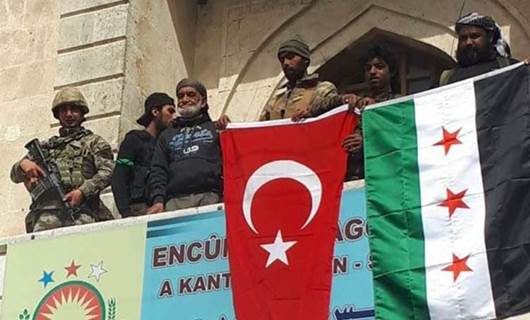 Çekdarên opozisyona Sûriyê tevî hêzên Tirkiyê di dema êrîşa ser Efrîna Rojavayê Kurdistanê de, alên xwe û Tirkiyê li ser avahiya Kantona Efrînê bilind kirine.