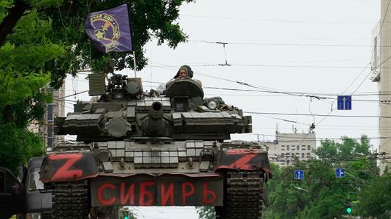 Rostov kentini ele geçiren Wagner güçlerine ait bir tank. 