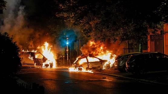 Franasa'da sokaklarda araçlar ateşe verildi. / AFP