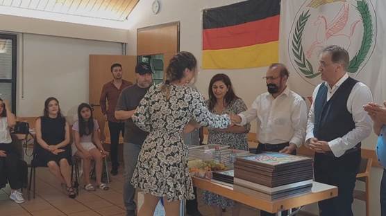 Partiya El-Wehde li Bonnê ji bo xwendekaran ahengeke xelatkirinê saz kir