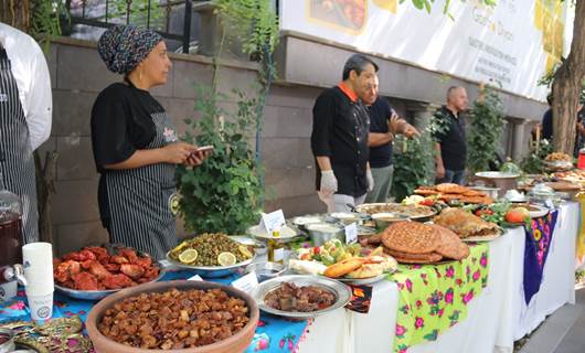 80 şefên ji bajarên cûda ji berhemên xwemalî yên parêzgehê xwarin çêkirin