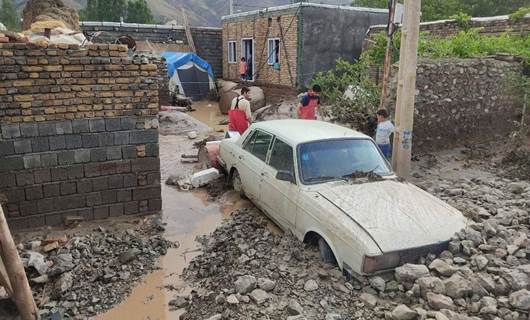 بەهۆی لافاوەکە ئاو چووەتە نێو ماڵی هاونیشتمانییان و کەلوپەلی خەڵک و خانووەکانیان زیانیان بەرکەوتووە