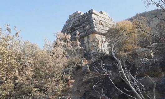 لە پارێزگای حەمای سووریا بەهۆی سووتانی دارستانەوە شوێنەوارێک دەردەکەوێت