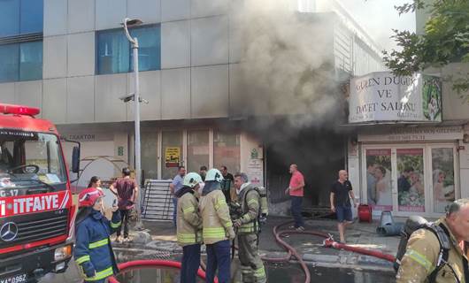 Bayrampaşa'da iş merkezinde yangın / Foto: AA
