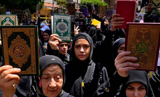 Beyrut’ta Hizbullah destikçileri Kuran yakma eylemlerini protesto etmek amacıyla ellerinde Kur’an ile yürüyüş düzenledi / Foto: AP