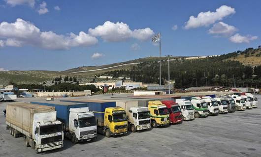 Yardım malzemelerini taşıyan tırlar Türkiye ile Suriye arasındaki Bab el-Hava sınır kapısında bekliyor Foto: AP / arşiv