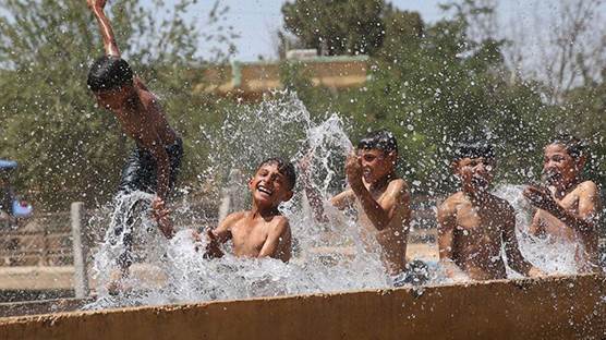 Foto: Siirt'te suda serinleyen çocuklar / Arşiv /  AA