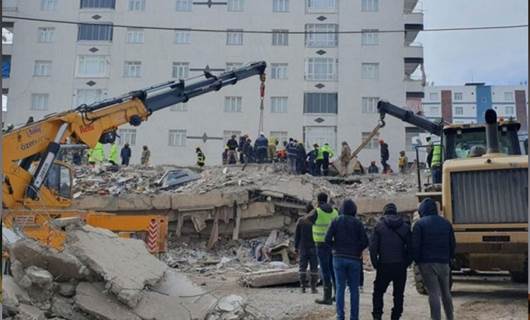 Diyarbakır'da depremde yıkılan Hisami Apartmanı