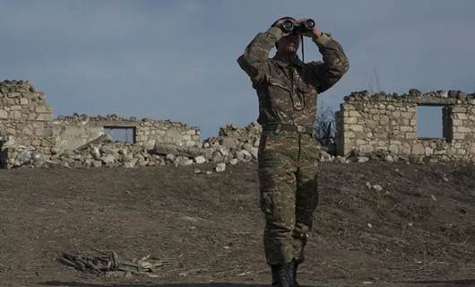 Bir Ermenistan askeri, Dağlık Karabağ bölgesindeki Taghavard köyü yakınlarındaki savaş mevzisinde dürbünle bakıyor. 11 Ocak 2021./ Reuters