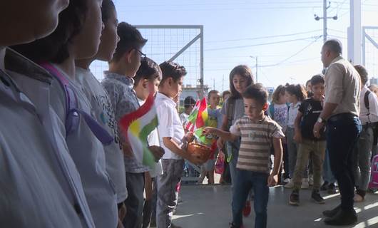 Zarokên penaberên Rojavayê Kurdistanê yên li kampan dest bi xwendinê kir