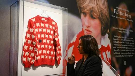 Prenses Diana'nın ikonik kazağı rekor fiyata satıldı