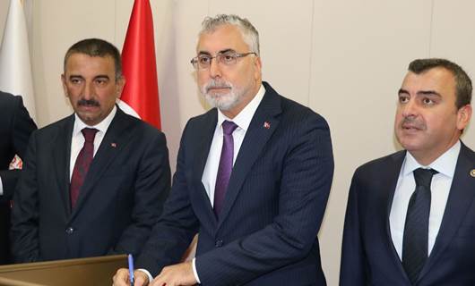 Türkiye Çalışma ve Sosyal Güvenlik Bakanı Vedat Işıkhan (Ortada)